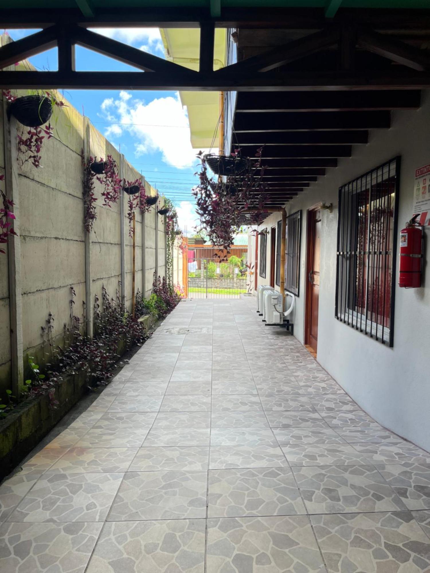 Arenal Sloth Hostel Ла Фортуна Экстерьер фото