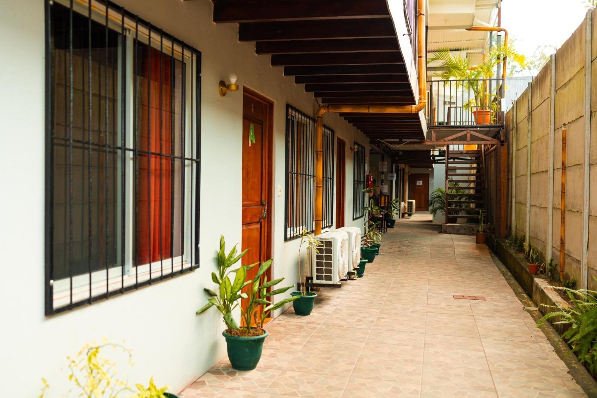 Arenal Sloth Hostel Ла Фортуна Экстерьер фото